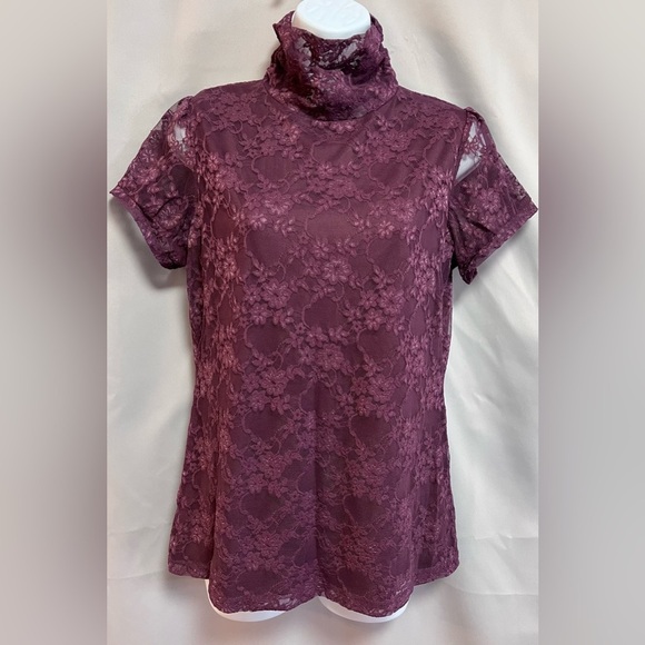 Maurices Purple floral lace short‎ sleeve Lace Turtleneck blouse Size Large - Picture 1 of 10